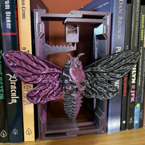 Aparador de livros de mariposa e caveira - booknook regulável